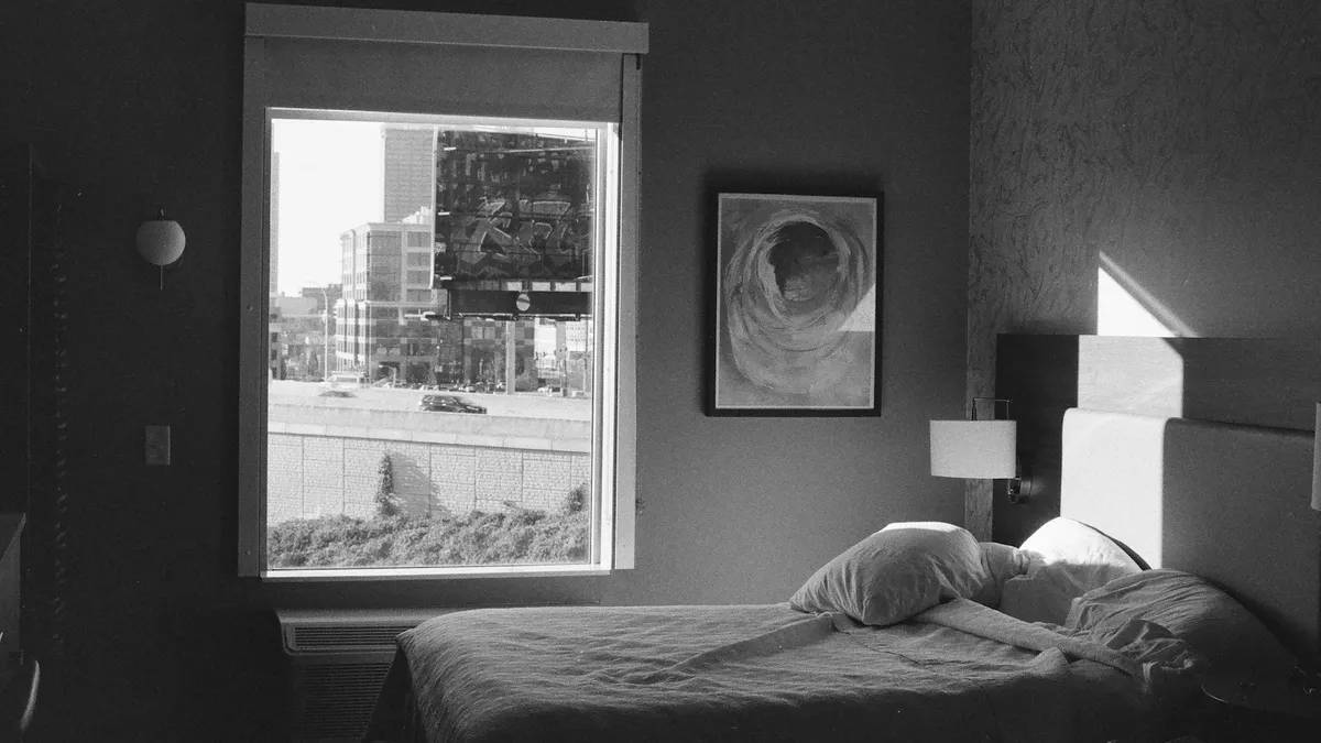Booking vs Airbnb: hotel vs apartamento turístico